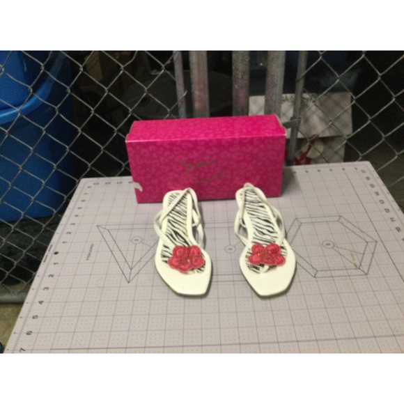 Women's Unbranded Sandals Size 5M White with Red Flower - Picture 1 of 3